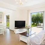 Villa Melanthi *